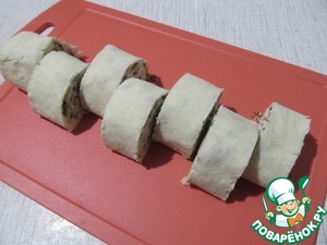 Рулетики из лаваша с сырно-беконовой начинкой