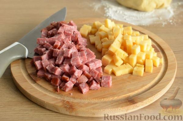 Рогалики из картофельного теста, с колбасой, сыром и зеленью