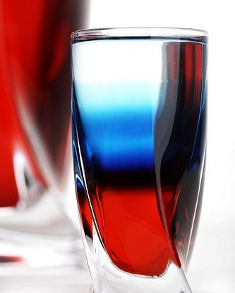 <br />
    Бело-сине-красный напиток<br />
  