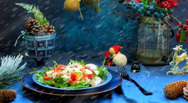 Овощной салат со слабосоленым лососем